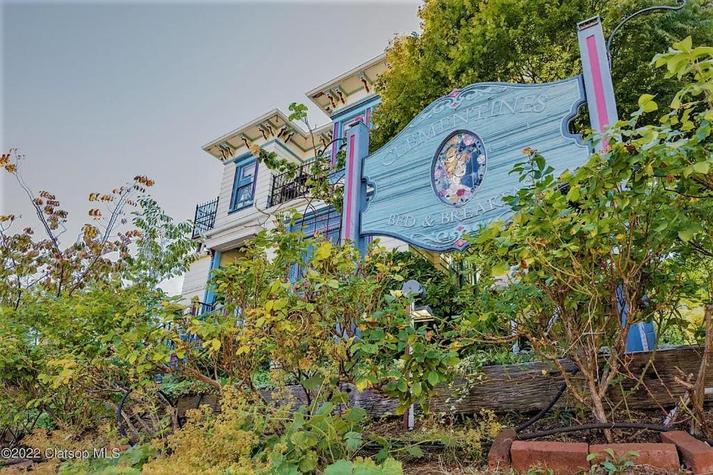 Clementine'S Guest House & Vacation Rentals Astoria Exterior photo